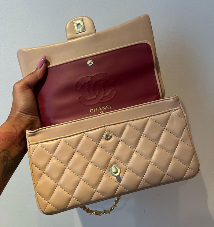 Woman Suspects Her BF Gifted Her A Fake Chanel Bag, Turns Out It’s True And He Did It Purposefully Woman Suspects Her BF Gifted Her A Fake Chanel Bag, Turns Out It’s True And He Did It Purposefully