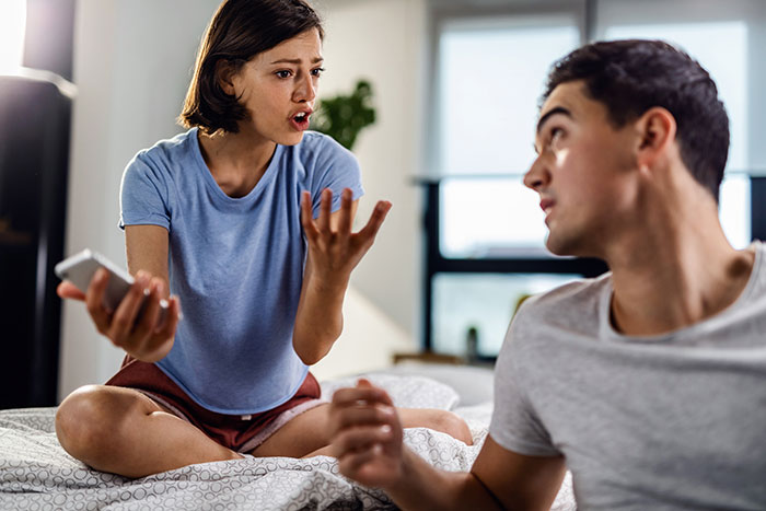 Guy Refuses To Keep Waking Up His GF, She Loses Her Job: "Started Shrieking" Guy Refuses To Keep Waking Up His GF, She Loses Her Job: "Started Shrieking"