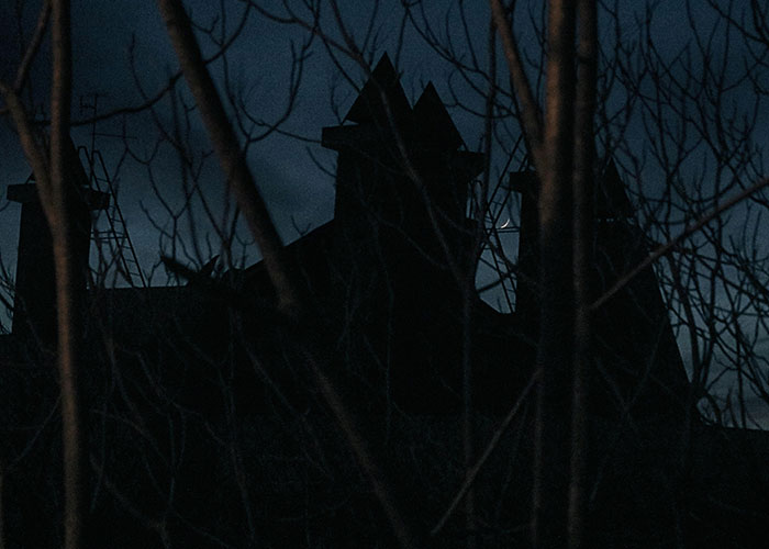 50 Haunted House Employees Share The Things People Did To Make Them Break Character