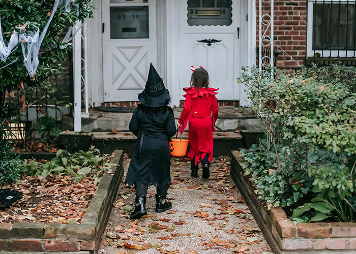 50 Haunted House Employees Share The Things People Did To Make Them Break Character