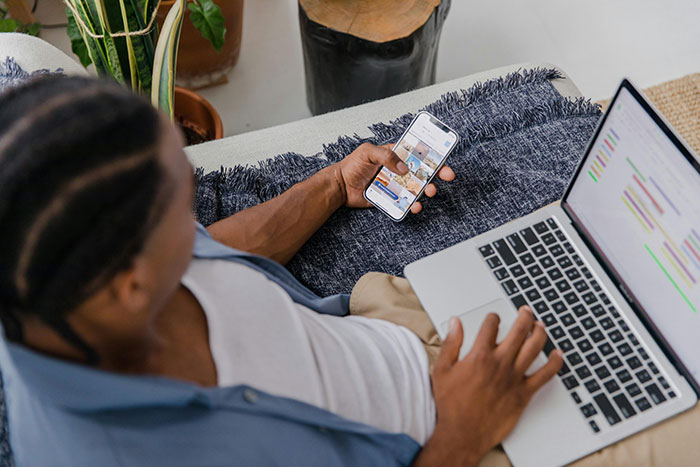 Pregnant Wife’s Friend Exposes Man’s Double Life, He Scrambles To Explain His Active Tinder Profile Pregnant Wife’s Friend Exposes Man’s Double Life, He Scrambles To Explain His Active Tinder Profile