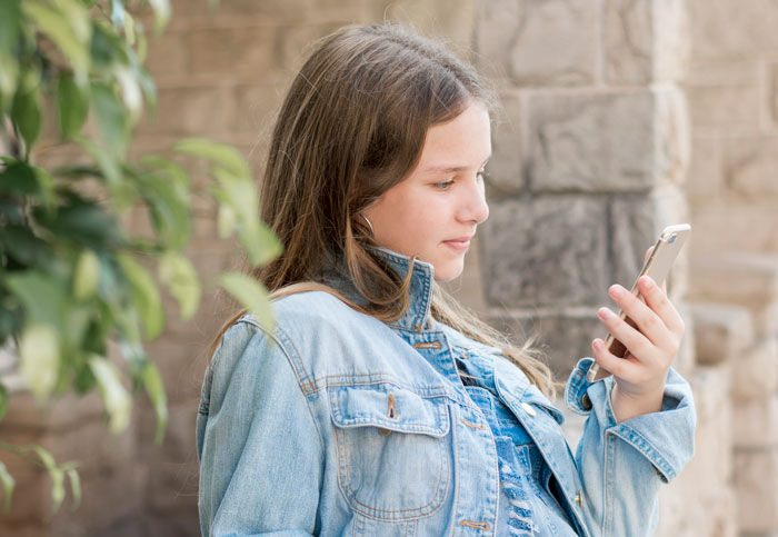 &ldquo;I&rsquo;m Now Worst Mum On The Planet&rdquo;: Mom Stops 14YO From Talking To Controlling GF, Teen Gets Mad