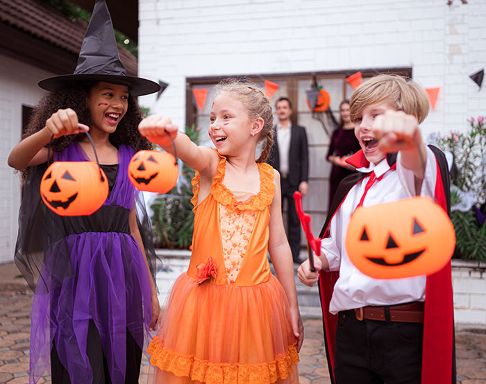 Mom Wants To Know Why Her Daughter Wasn’t Invited To Classmate’s Halloween, Learns “The Truth” Mom Wants To Know Why Her Daughter Wasn’t Invited To Classmate’s Halloween, Learns “The Truth”