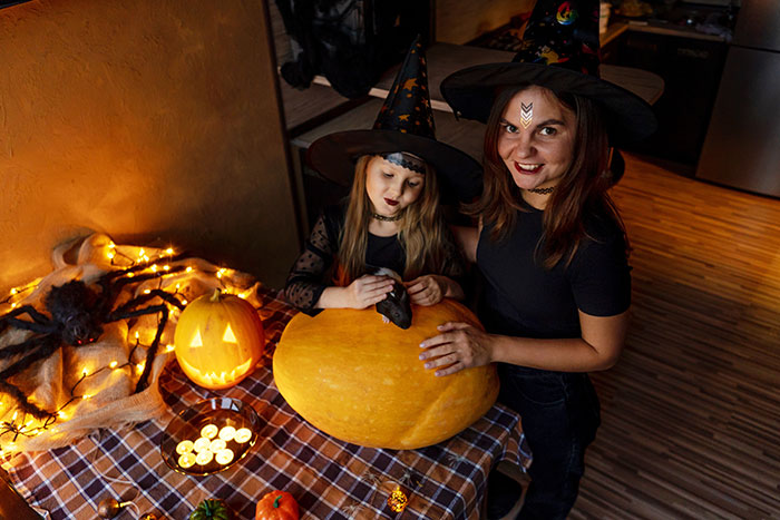 Mom Wants To Know Why Her Daughter Wasn’t Invited To Classmate’s Halloween, Learns “The Truth” Mom Wants To Know Why Her Daughter Wasn’t Invited To Classmate’s Halloween, Learns “The Truth”