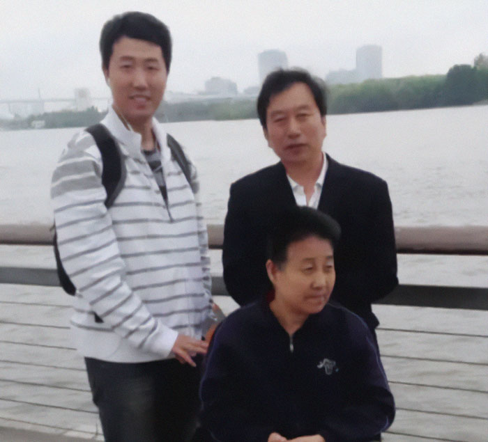 "Faith In Humanity Restored": Policeman Pretends To Be Couple’s Late Son To Comfort Disabled Mom "Faith In Humanity Restored": Policeman Pretends To Be Couple’s Late Son To Comfort Disabled Mom