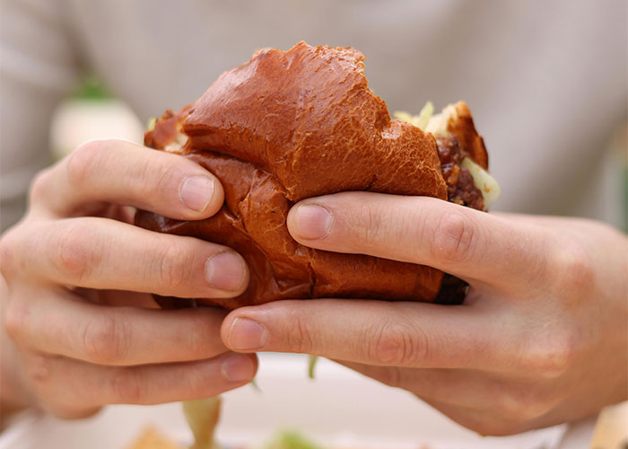 Vegan Host Pushes Her Thanksgiving Menu, Friends Serve Her An RSVP Nightmare In Return