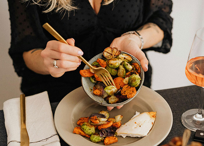 Vegan Host Pushes Her Thanksgiving Menu, Friends Serve Her An RSVP Nightmare In Return