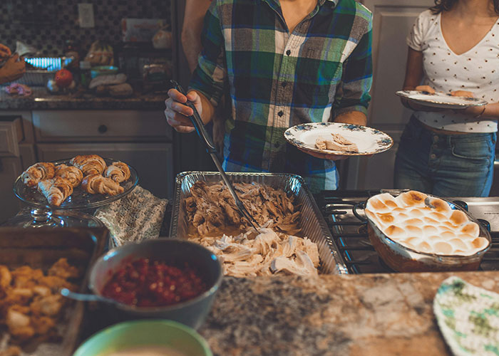 Vegan Host Pushes Her Thanksgiving Menu, Friends Serve Her An RSVP Nightmare In Return