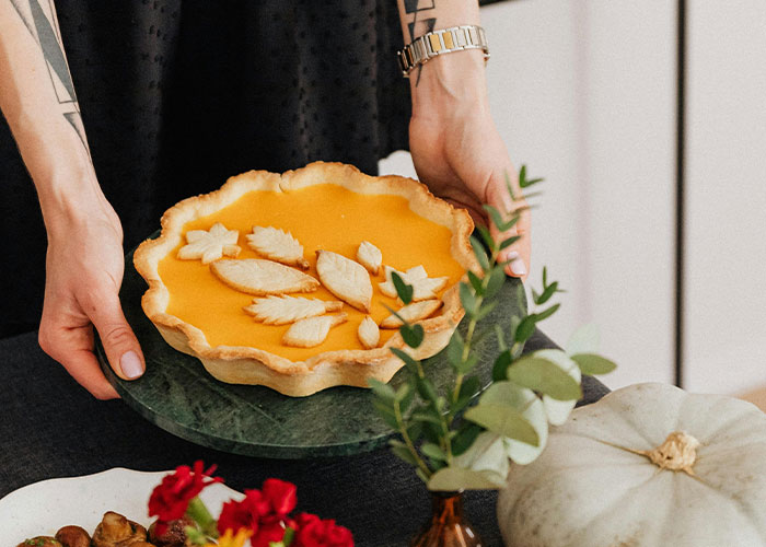 Vegan Host Pushes Her Thanksgiving Menu, Friends Serve Her An RSVP Nightmare In Return