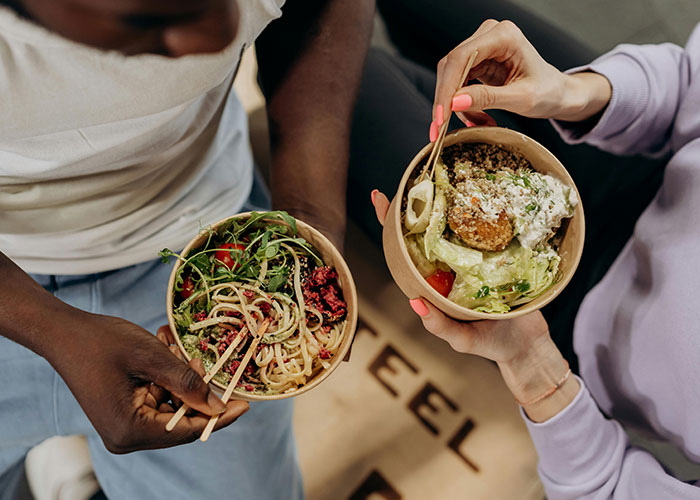 Vegan Host Pushes Her Thanksgiving Menu, Friends Serve Her An RSVP Nightmare In Return