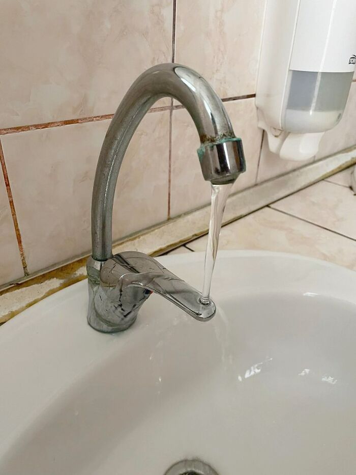 “Another Satisfied Client”: 30 Funny Times People Didn’t Even Try To Do Their Job Right