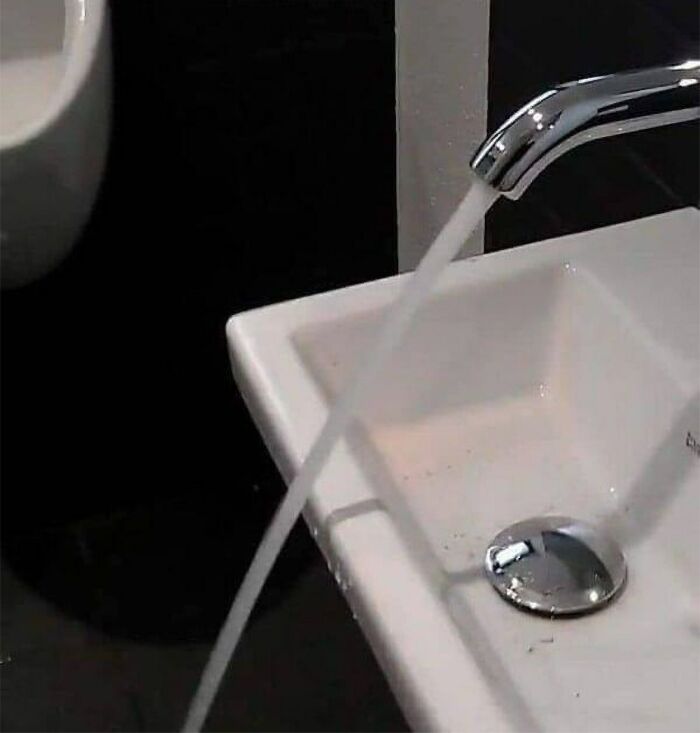 “Another Satisfied Client”: 30 Funny Times People Didn’t Even Try To Do Their Job Right