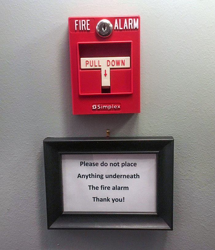 Por favor no coloque nada debajo de la alarma de incendios
