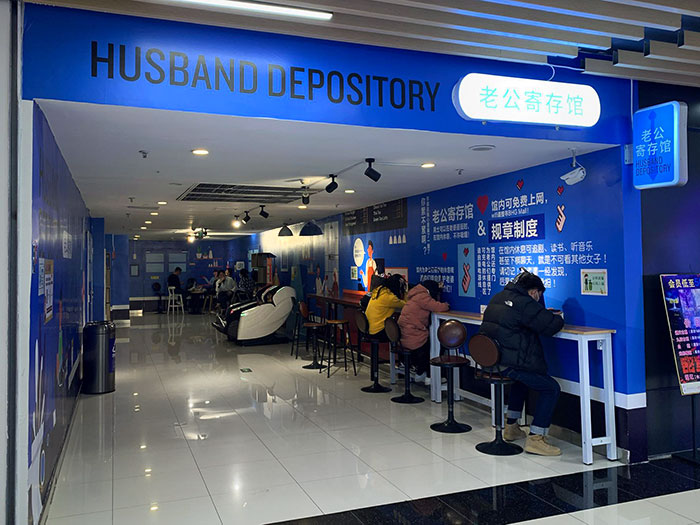 Este centro comercial tiene un «depósito de maridos» con sillones de masaje y cargadores de teléfono