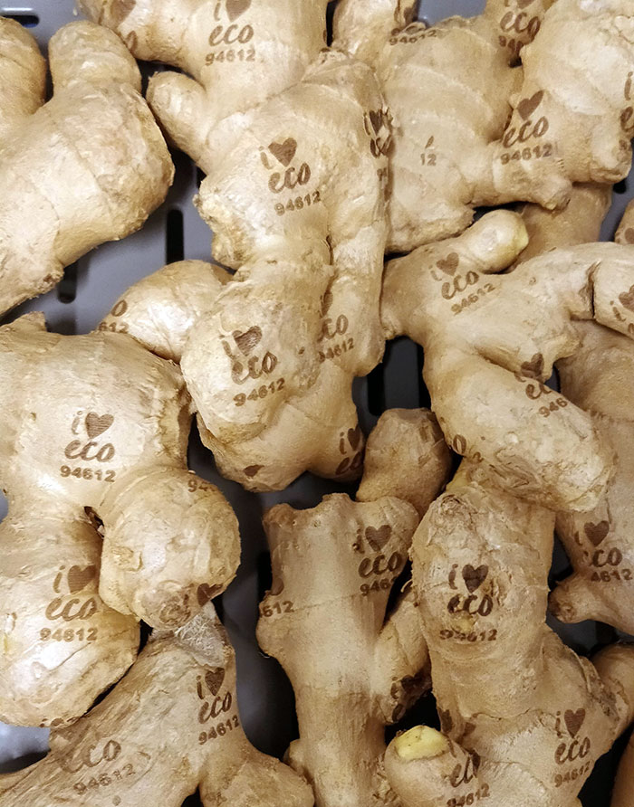 Esta tienda de comestibles imprime la etiqueta directamente sobre el jengibre con tinta apta para alimentos para eliminar la necesidad de envases o etiquetas.