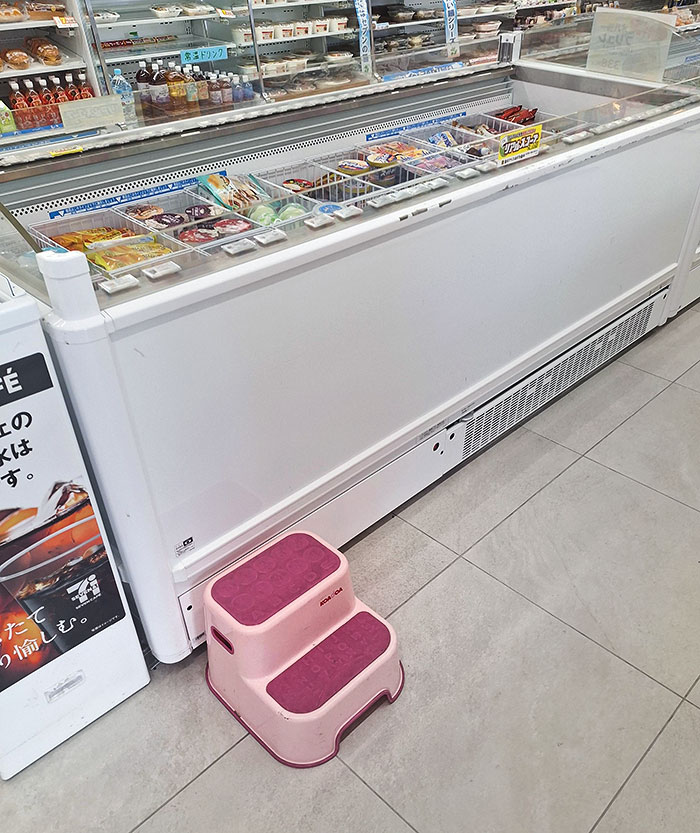 7-Eleven en Japón tiene pequeños taburetes para facilitar que los niños pequeños cojan helados