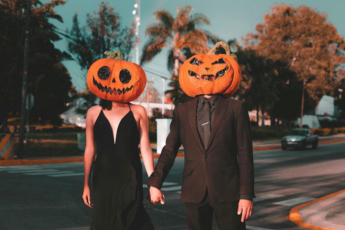 Man Picks His Best Friend For Couple&rsquo;s Costume Instead Of GF, She Finds Out He Loves His Bestie