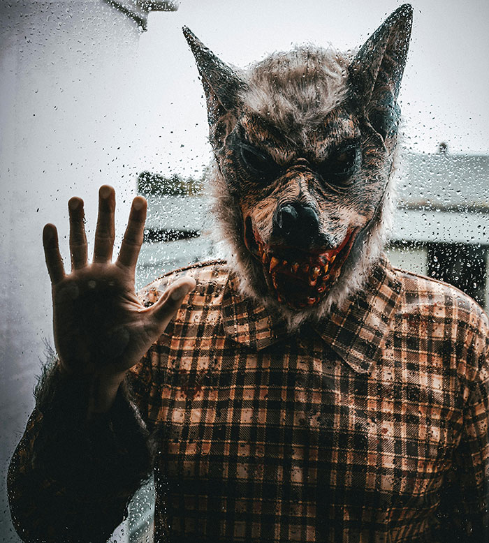 30 Times Scare Actors Couldn’t Continue Acting And Had To Break Character