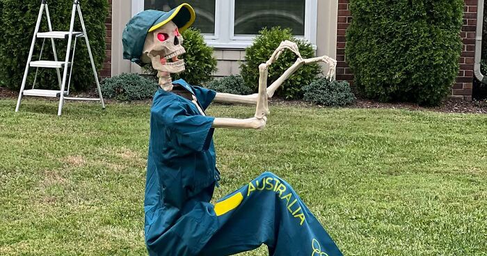 30 Spectacular Halloween Displays That Turned Ordinary Homes Into Spooky Masterpieces