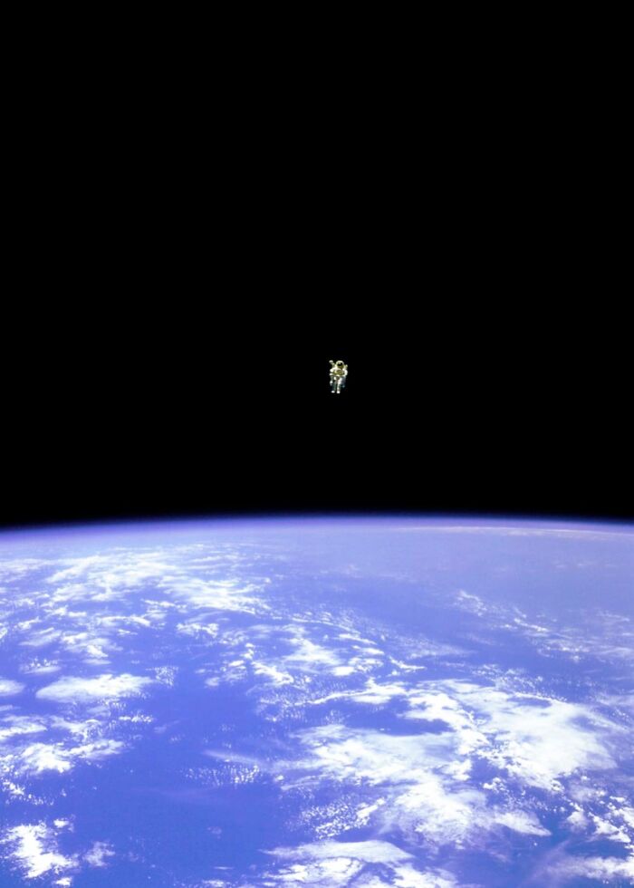 Bruce McCandless ha pasado a la historia como el primer ser humano en flotar libremente en el espacio sin ataduras a una nave espacial.