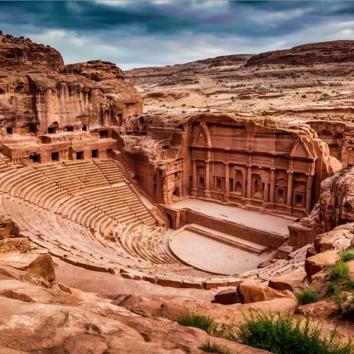 El Teatro de Petra, construido en el siglo I d.C. en Petra (Jordania), es un ejemplo de la avanzada ingeniería y la destreza arquitectónica de los nabateos.