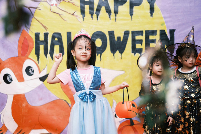 Mom Makes Daughter Relive Humiliating Memory In Front Of Her BF, She Claps Back, Makes Her Cry