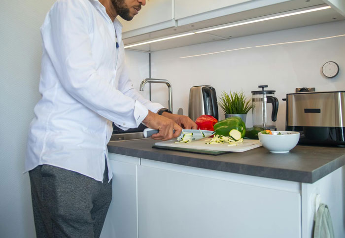 Woman Doesn't Even Know How To Cut Fruit, MIL Calls Her Pathetic Woman Doesn't Even Know How To Cut Fruit, MIL Calls Her Pathetic