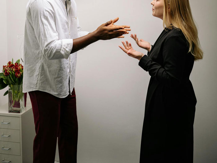 Woman Doesn't Even Know How To Cut Fruit, MIL Calls Her Pathetic Woman Doesn't Even Know How To Cut Fruit, MIL Calls Her Pathetic