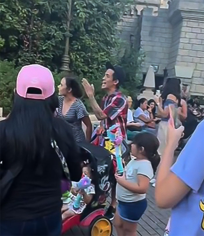 Disneyland Guest Furious At Snow White’s Evil Queen For Acting Evil—Gets Reality Check Disneyland Guest Furious At Snow White’s Evil Queen For Acting Evil—Gets Reality Check