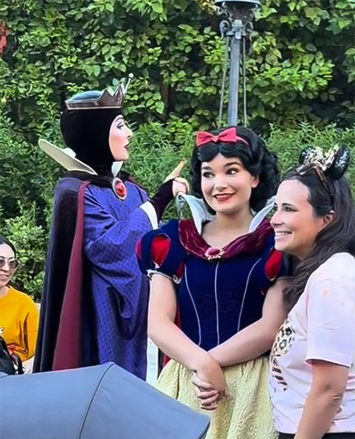 Disneyland Guest Furious At Snow White’s Evil Queen For Acting Evil—Gets Reality Check Disneyland Guest Furious At Snow White’s Evil Queen For Acting Evil—Gets Reality Check