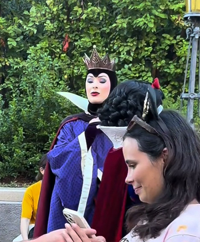 Disneyland Guest Furious At Snow White’s Evil Queen For Acting Evil—Gets Reality Check Disneyland Guest Furious At Snow White’s Evil Queen For Acting Evil—Gets Reality Check