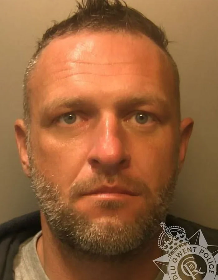 Burglar Hangs Up Woman’s Laundry, Stocks Her Fridge, And Mops The Floor Before Leaving Burglar Hangs Up Woman’s Laundry, Stocks Her Fridge, And Mops The Floor Before Leaving