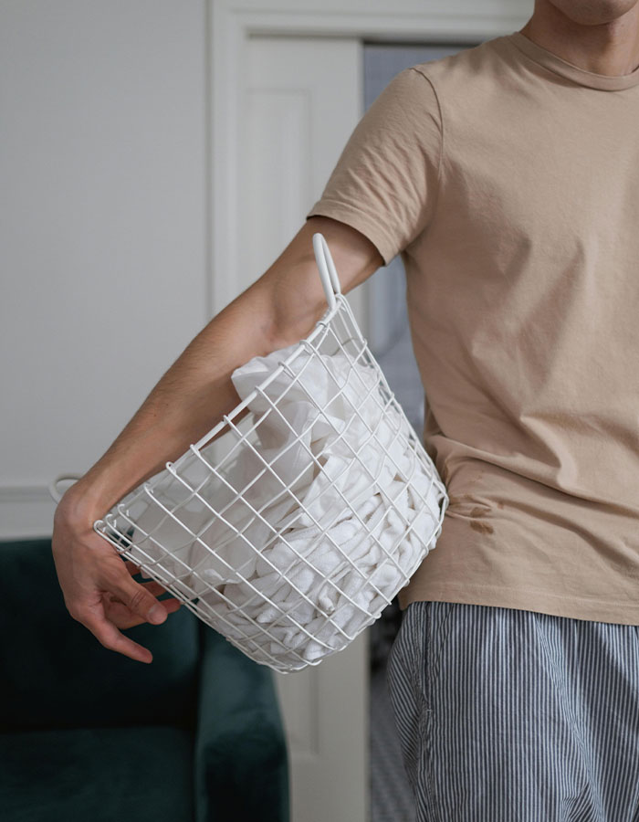 Burglar Hangs Up Woman’s Laundry, Stocks Her Fridge, And Mops The Floor Before Leaving Burglar Hangs Up Woman’s Laundry, Stocks Her Fridge, And Mops The Floor Before Leaving