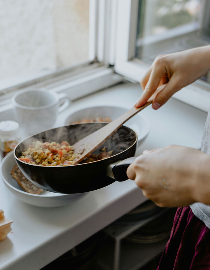 Burglar Hangs Up Woman’s Laundry, Stocks Her Fridge, And Mops The Floor Before Leaving Burglar Hangs Up Woman’s Laundry, Stocks Her Fridge, And Mops The Floor Before Leaving