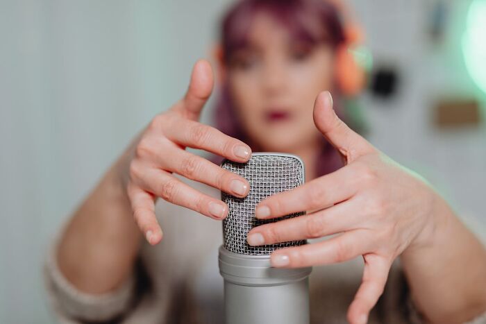 "I Love The Feeling Of Glass": People Open Up About Their Guilty Pleasures (40 Answers)