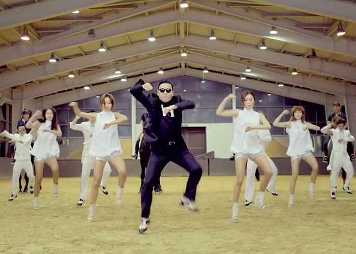 “Now Kinda Embarrassing”: 35 Trends That Blew Up As Quickly As They Died