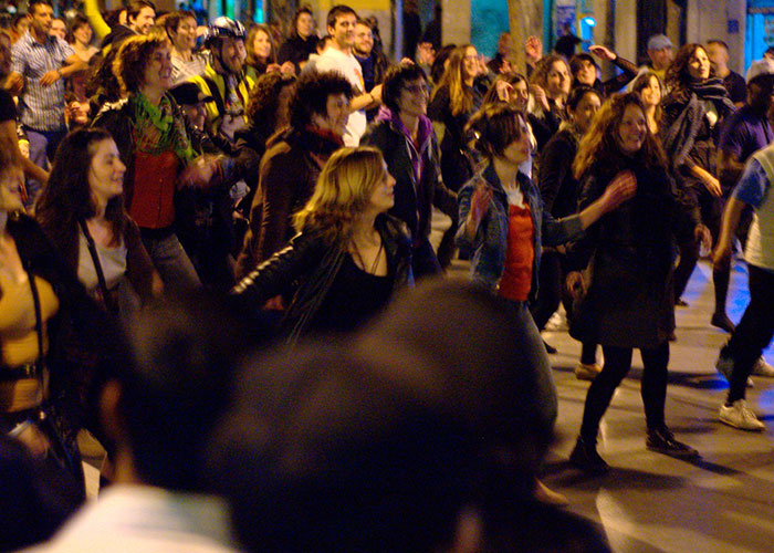 “Now Kinda Embarrassing”: 35 Trends That Blew Up As Quickly As They Died