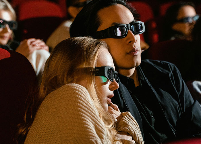 “Now Kinda Embarrassing”: 35 Trends That Blew Up As Quickly As They Died