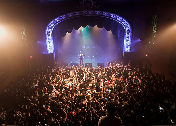 "¿Qué es algo que la gente romantiza pero en realidad es horrible?": 25 respuestas