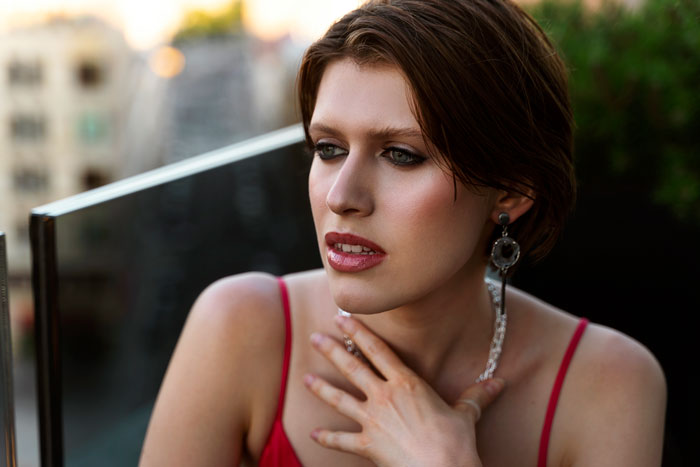 &ldquo;AITA For Refusing To Let My Sister Wear Our Late Mom&rsquo;s Necklace On Her Wedding Day?&rdquo;