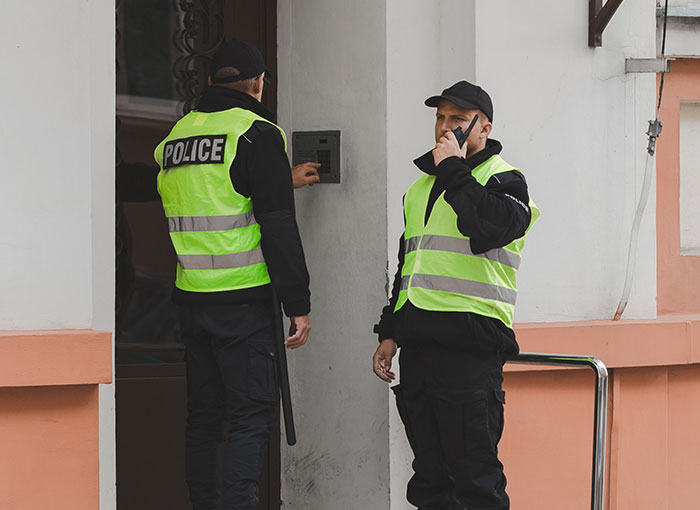 Mom Quietly Leaves While Her Kid Is With The Tutor, Comes Home To The Police And Social Services