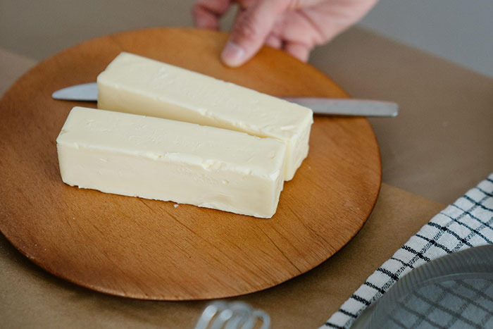 “Her Foot In Her Mouth”: 30 Times Guests Went From Friendly Visitors To Full-Blown Weirdos