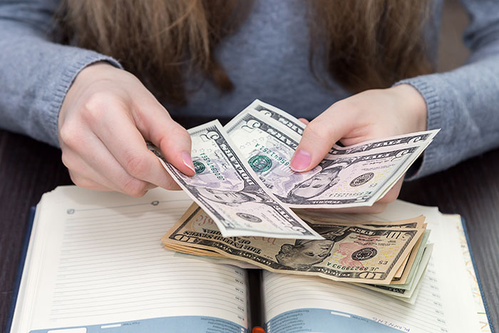 “It’s Just Sitting There”: Family Demands Woman Give Her College Savings To Dropout Cousin “It’s Just Sitting There”: Family Demands Woman Give Her College Savings To Dropout Cousin