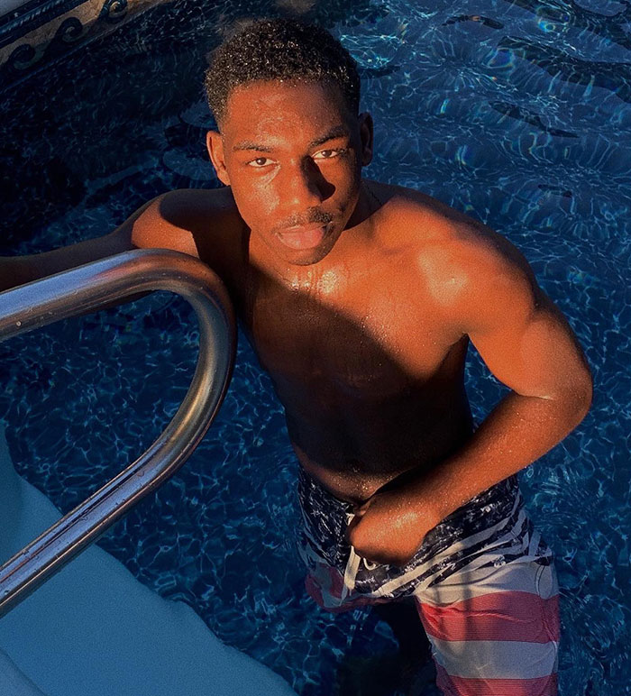 Aspiring Influencers Who Dreamed Of Being Famous Forced Into "Real Jobs" To Survive: "Exhausting" Aspiring Influencers Who Dreamed Of Being Famous Forced Into "Real Jobs" To Survive: "Exhausting"