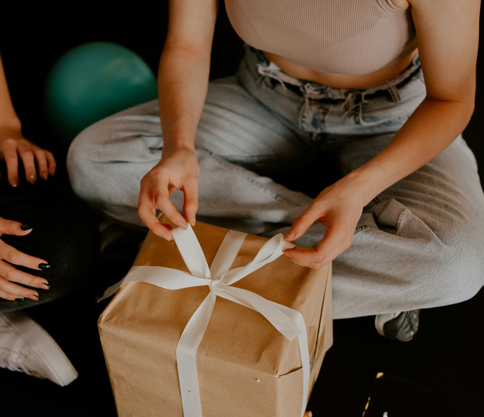 Wife Gives Hubby Thoughtful Present After Accident, He Doesn&rsquo;t Like It And Asks For Cash Instead