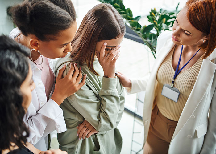 Group Leaves Friend After She’s Late Yet Again, Sparks Major Friendship Fallout Group Leaves Friend After She’s Late Yet Again, Sparks Major Friendship Fallout