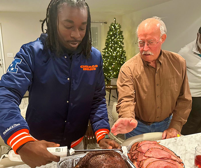 Mailman Saves Stranger’s Life, Their Families End Up Celebrating Thanksgiving Together Mailman Saves Stranger’s Life, Their Families End Up Celebrating Thanksgiving Together