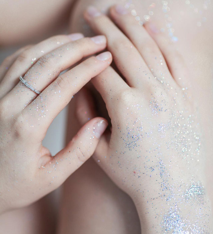 Woman Accidentally Covers Her Situationship In Glitter, It Helps Her Realize He&rsquo;s Her Boyfriend