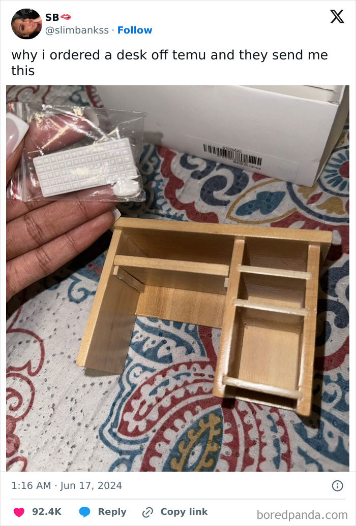 Online shopping fails: a tiny desk and keyboard compared to expectations.