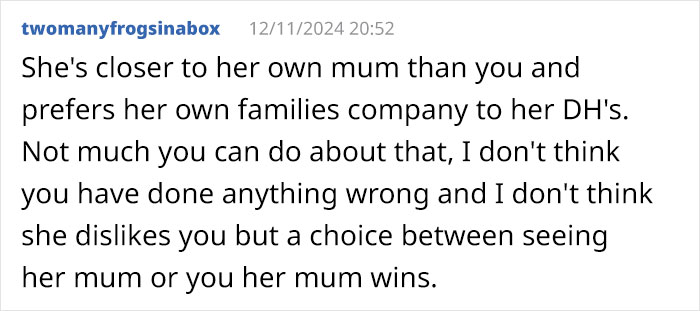 Text message discussing interpersonal dynamics between mother-in-law and daughter-in-law, mentioning family preferences. Text message discussing interpersonal dynamics between mother-in-law and daughter-in-law, mentioning family preferences.